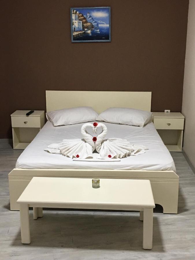 Dyhouse Hotel สลาตีนา ภายนอก รูปภาพ